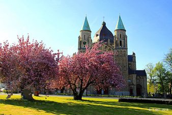 Lambertuskerk in de lente